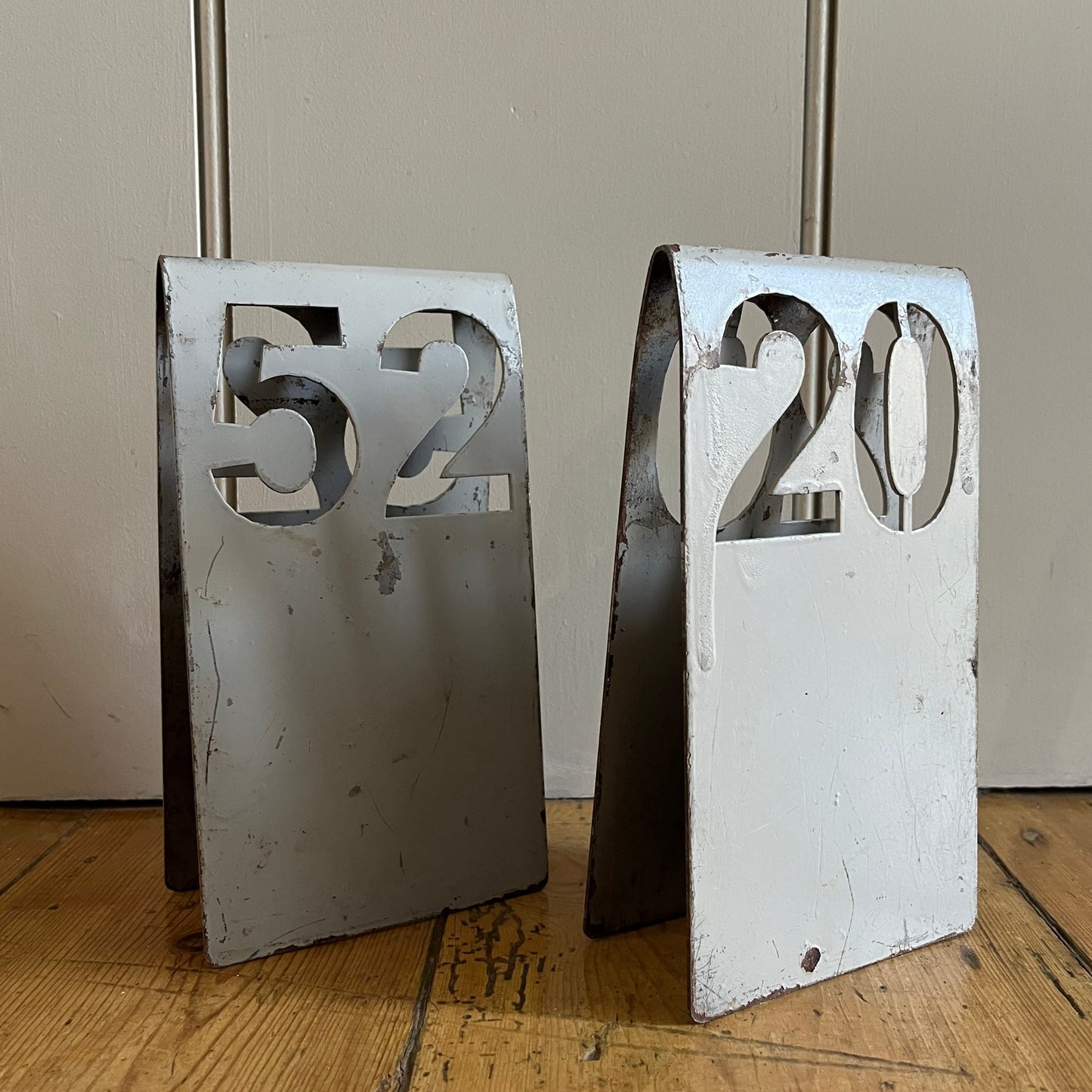 Standing metal numbers